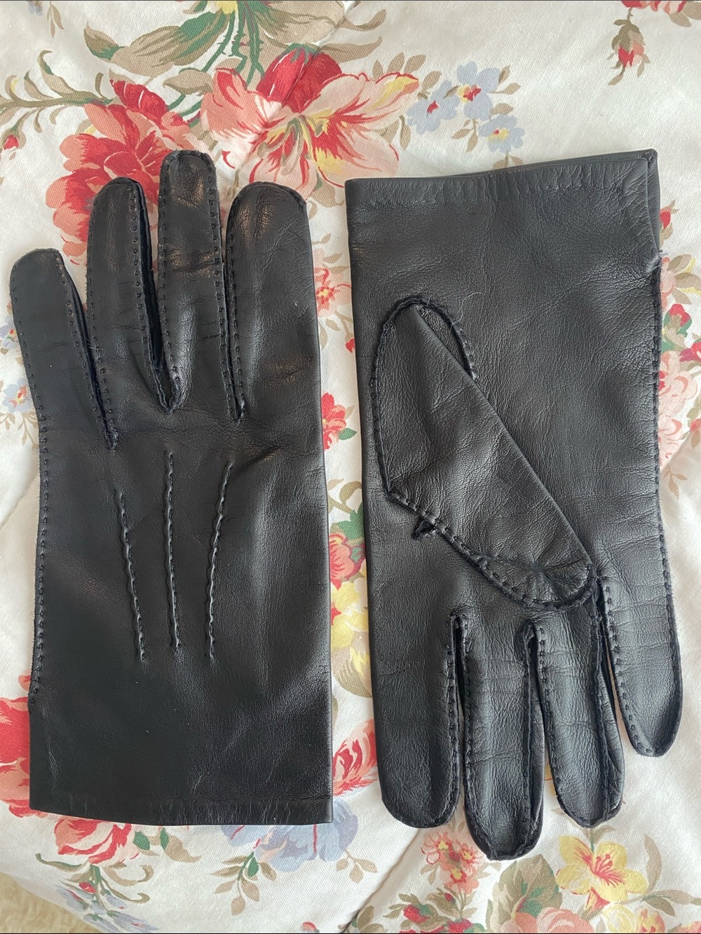 Soft and supple black leather gloves with classic three-point stitch details, M